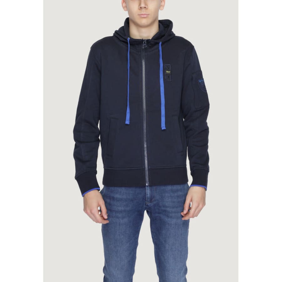 Man in Blauer urban style clothing, black and blue hoodie for urban city fashion