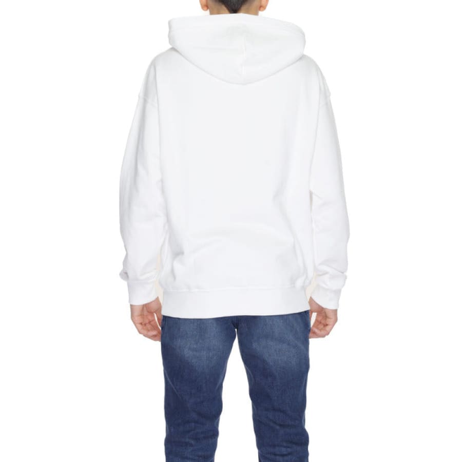 Man in Underclub sweatshirt sporting urban city style with white hoodie and black hat