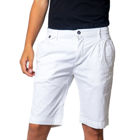 Discover our Brian Brome urban styles, man in white shorts and black shirt