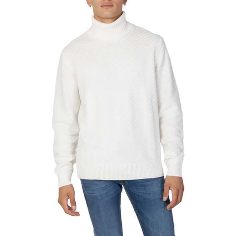 Man in white turtle neck men’s knitwear sweater
