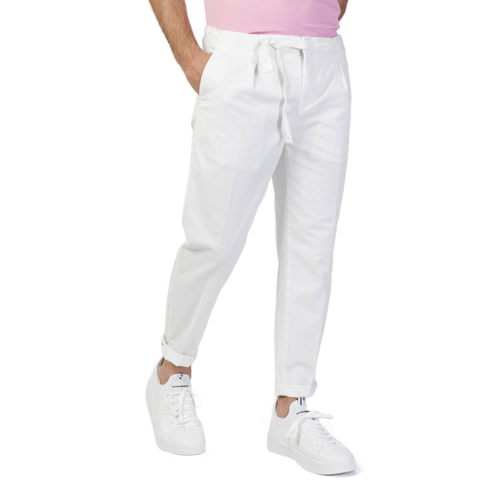 Man in white men’s trousers and pink shirt from top brands