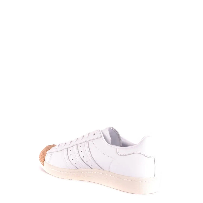 Adidas Weiße, sportliche Herren-Sneaker aus Leder mit Zehenkappe aus weißem Leder, beiger Gummisohle und Gummisohle.