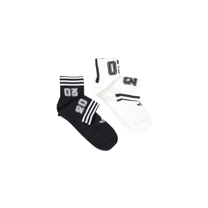 Chaussettes de sport adidas Originals pour homme, noires et blanches, avec inscription en gras, bords-côtes rayés et logo adidas, idéales pour les activités sportives.