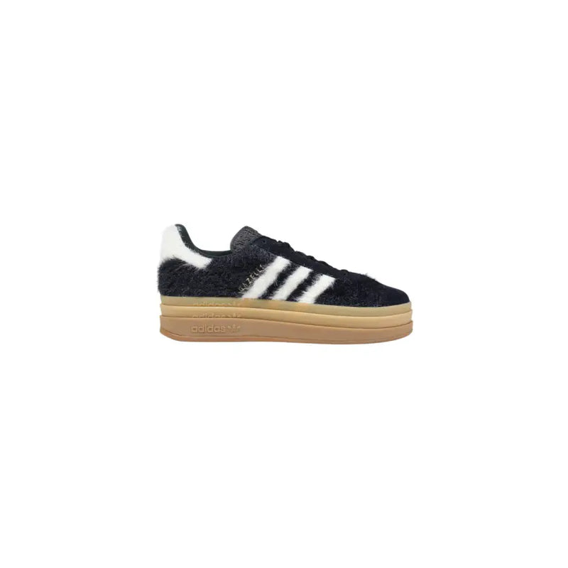 Adidas Baskets Originals Campus pour femmes, en cuir noir duveteux, avec rayures blanches et semelle en caoutchouc beige, idéales pour l'automne et l'hiver.