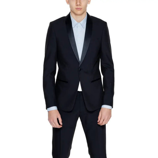Man wearing Antony Morato black lapel collar blazer with front pockets and light blue shirt