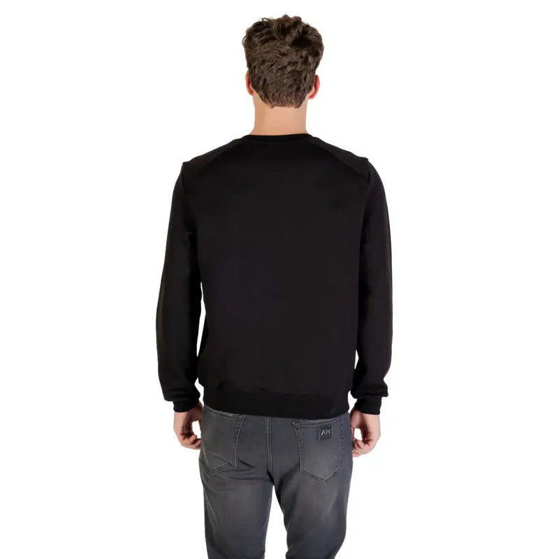 Men’s black crewneck sweatshirt paired with dark gray jeans from Antony Morato for fall winter