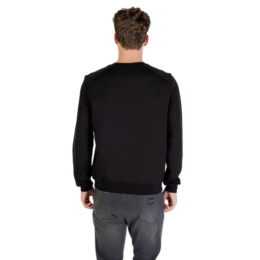 Men’s black crewneck sweatshirt paired with dark gray jeans from Antony Morato for fall winter