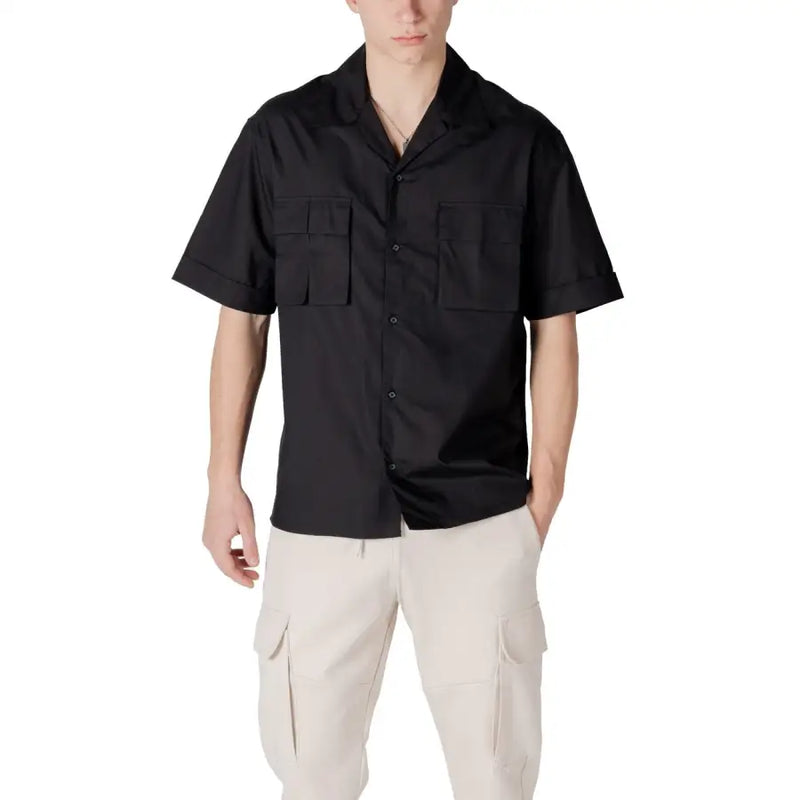 Men’s black short-sleeved collared shirt with two chest pockets from Antony Morato