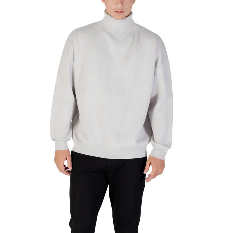 Light gray turtleneck sweater with ribbed cuffs and hem, made of soft cotton