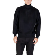 Black turtleneck sweater with ribbed cuffs and hem, made of soft wool