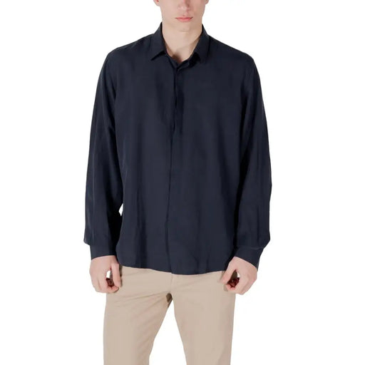Men’s navy long-sleeved linen blend shirt with a round neck paired with beige pants