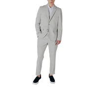 Light gray two-button suit with white shirt and black slip-on sneakers from Antony Morato