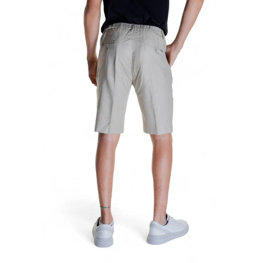Antony Morato linen shorts for men in beige with relaxed fit and subtle pleats front view