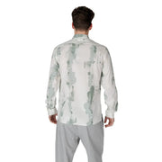 Un homme portant un antony morato Chemise homme en mélange de coton vert avec motif d'éclaboussures de peinture verte et grise