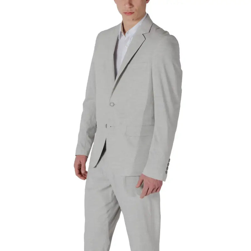 Antony Morato Blazer pour homme en lin mélangé gris clair à col à revers, à la texture subtile, et pantalon assorti gris clair.
