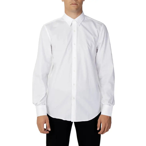 Men’s long-sleeved white cotton button-up shirt with classic collar and rounded hem