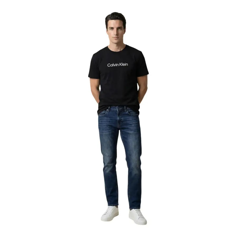 Schwarz Calvin Klein Baumwolle t-shirt mit weißem Logo gepaart mit Antony Morato Ozzy Herren-Jeans aus blauer Baumwolle, schmal zulaufend