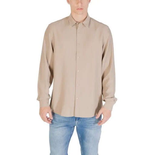 Beige Antony Morato Herrenhemd mit langen Ärmeln, klassischem Kragen, Knopfleiste und dezent strukturiertem Stoff