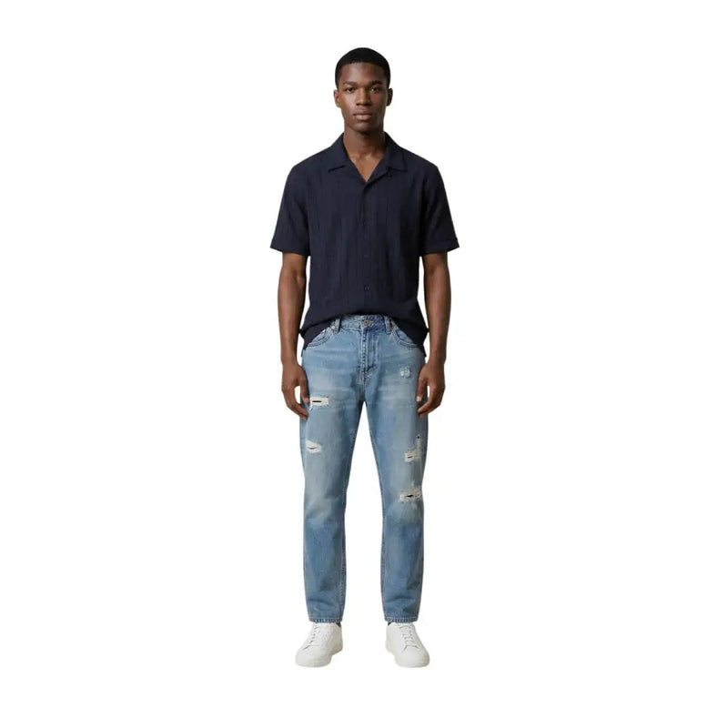 Eine hellblaue, im Used-Look gehaltene Jeans mit Rissen an Knien und Oberschenkeln für Herren von Antony Morato