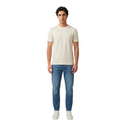 Ein Mann, der einen antony morato Männer t-shirt in Creme mit kurzen Ärmeln und Rundhalsausschnitt, kombiniert mit mittelblauen Jeans