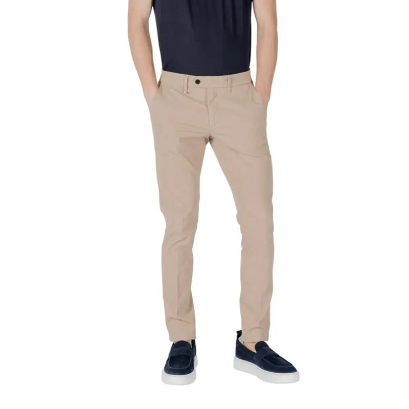 Beigefarbene, schmal geschnittene Chino-Hose mit dezenten Bügelfalten von antony morato Herrenhosenkollektion