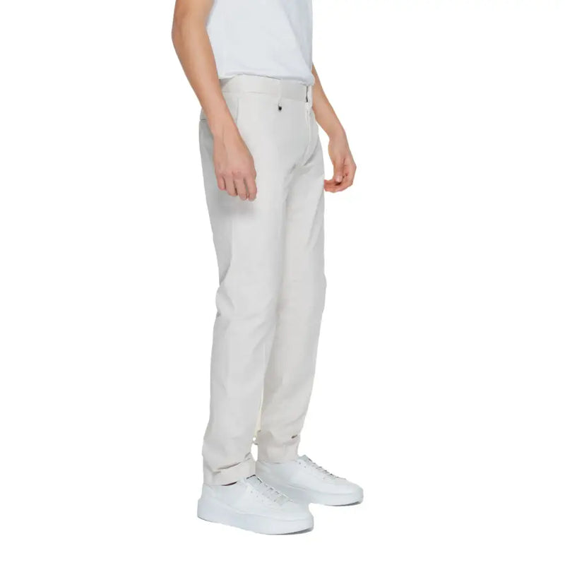 Antony Morato Weiße Herren-Chinohose mit klarer, taillierter Passform und dezenten Bügelfalten für einen gepflegten Look
