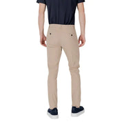 Beige Chino-Hose in schmaler Passform mit schwarzen, geknöpften Gesäßtaschen, von hinten gesehen von antony morato Herrenhosen