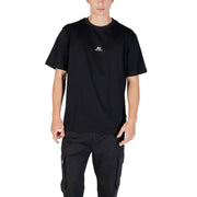 Men’s black short-sleeve T-shirt paired with cargo pants in a stylish men’s fashion look