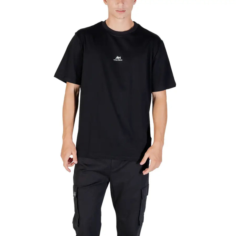 Men’s black short-sleeve T-shirt paired with cargo pants in a stylish men’s fashion look