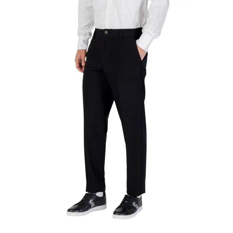 Armani Exchange Schwarze, taillierte Herbst-Winter-Hose mit elegantem, geradem Bein und Reißverschluss- sowie Knopftaschen.