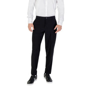 Armani Exchange Schwarze, taillierte Herbst-Winter-Hose mit elegantem, geradem Bein, dezenten Bundfalten sowie Reißverschluss- und Knopftaschen.