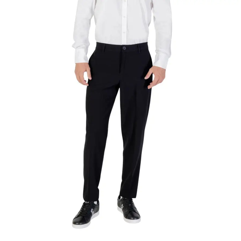 Armani Exchange Schwarze, taillierte Herbst-Winter-Hose mit elegantem, geradem Bein, dezenten Bundfalten sowie Reißverschluss- und Knopftaschen.