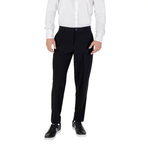 Armani Exchange Schwarze, taillierte Herbst-Winter-Hose mit elegantem, geradem Bein, dezenten Bundfalten sowie Reißverschluss- und Knopftaschen.