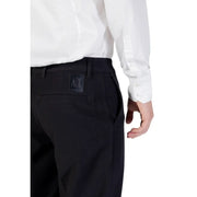Schwarzer, maßgeschneiderter armani exchange Herbst-Winter-Hose mit Reißverschluss- und Knopftaschen, die einen Logo-Aufnäher am hinteren Bund freilegen