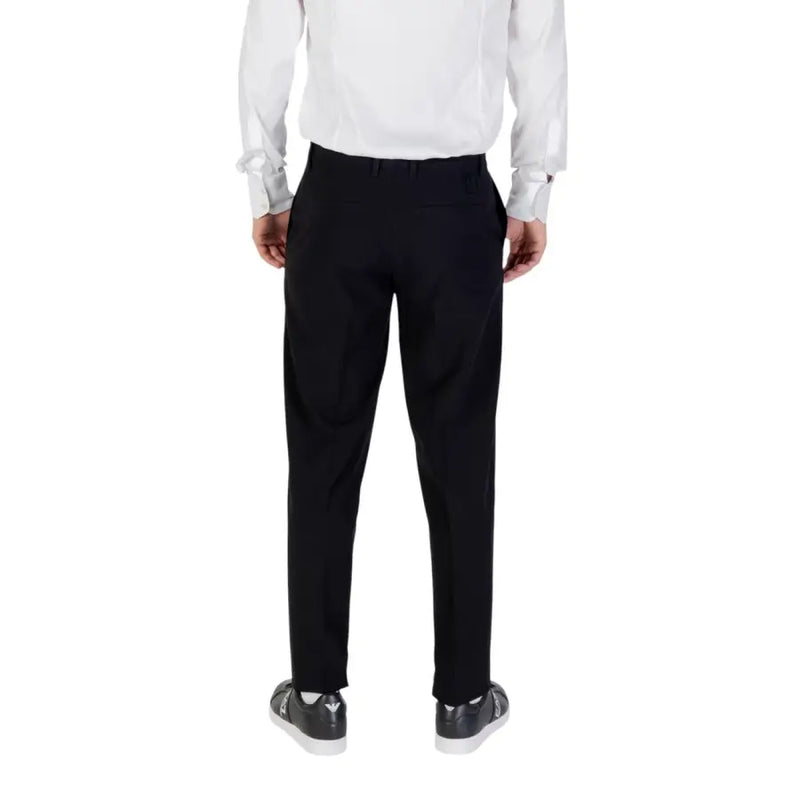 Armani Exchange Schwarze, taillierte Herbst-Winter-Hose mit elegantem, geradem Bein und Reißverschluss- und Knopftaschen.