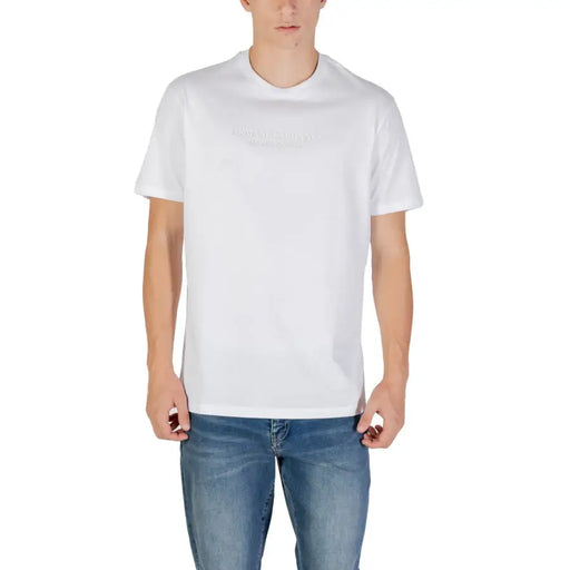 Männliches Model trägt Armani Exchange blaues bedrucktes Baumwoll-T-Shirt und blaue Jeans