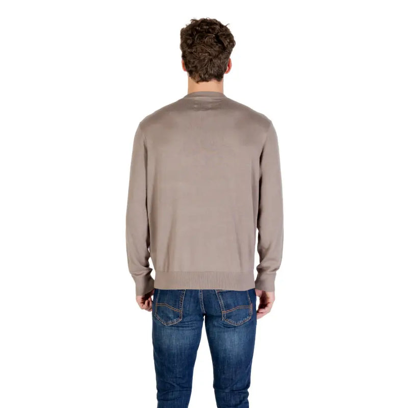 Taupe crew neck sweatshirt with ribbed cuffs and hem, made of cotton blend.