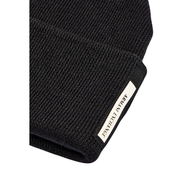 Armani Exchange Casquette homme noire en maille côtelée avec étiquette de marque, vue de face