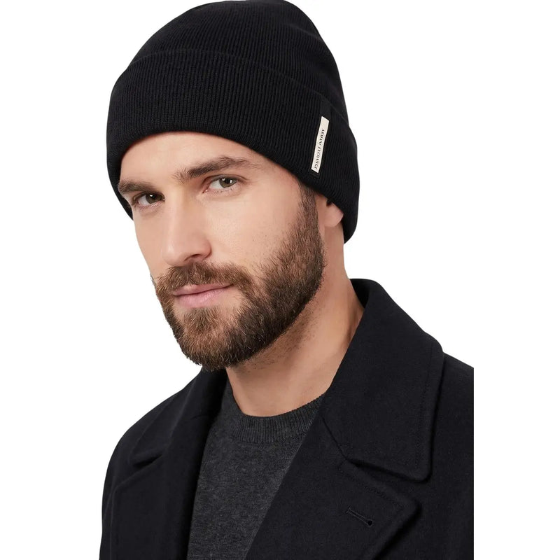 Armani Exchange Bonnet en maille côtelée noire pour homme, avec petite étiquette blanche sur le côté, vue de face
