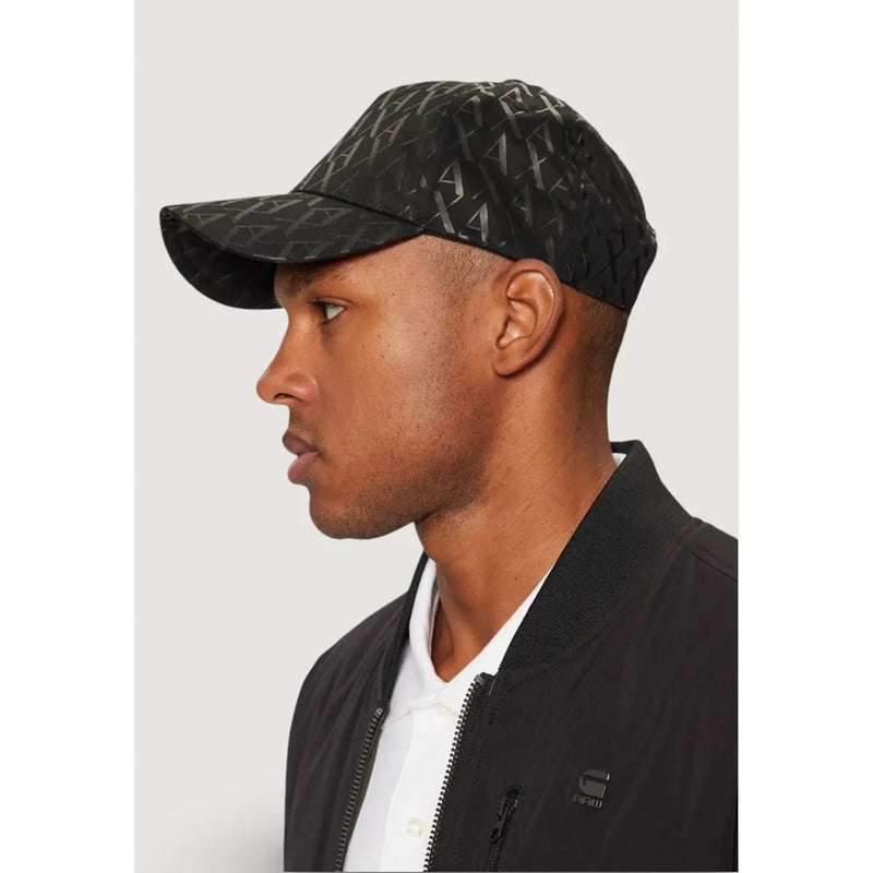 Armani Exchange Schwarze Baumwollkappe für Herren mit sich wiederholendem geometrischem Logomuster, Vorderansicht