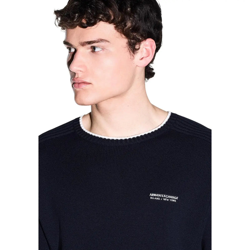 Armani Exchange Schwarzer Baumwollpullover für Herren mit weißem Rippstrickbündchen und dezentem, gesticktem Logo (Vorderansicht)
