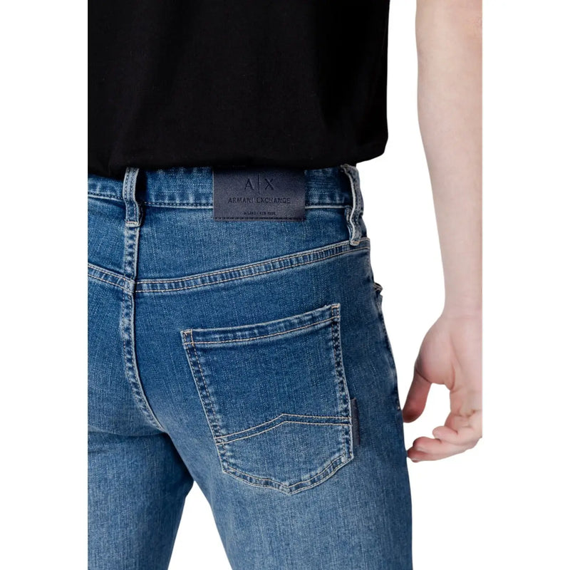Armani Exchange Jean pour homme en denim bleu avec empiècement en cuir noir à la taille, vue de face