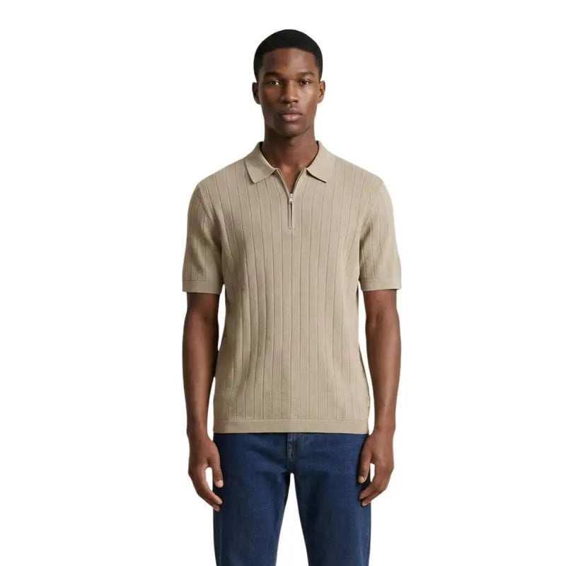 Armani Exchange Beigefarbenes Herren-Poloshirt aus geripptem Baumwollstrick mit halbem Reißverschlusskragen XM002438 Vorderansicht