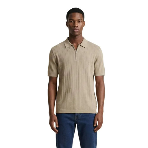 Armani Exchange Polo homme beige en maille côtelée de coton avec col zippé à mi-hauteur XM002438 vue de face