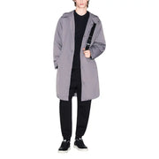 Trench-coat gris à capuche au design moderne et épuré et aux coutures discrètes, associé à Armani Exchange Sweat-shirt noir en coton imprimé