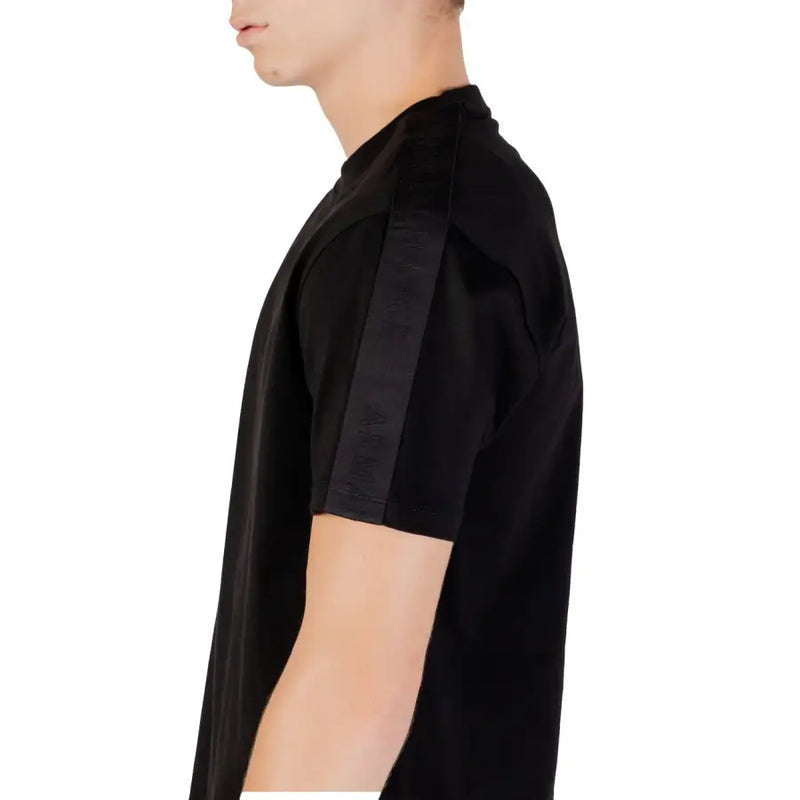 Armani Exchange Schwarzes Herren-T-Shirt aus Baumwolle mit kurzen Ärmeln, geripptem Kragen und vertikalem Satinstreifen mit geprägtem Schriftzug