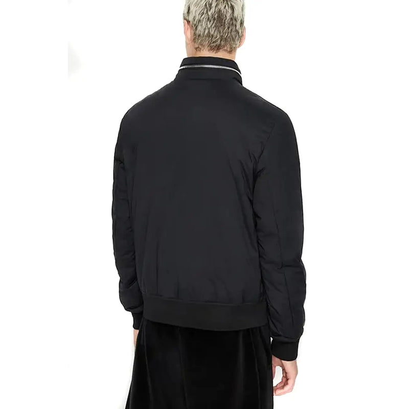 Armani Exchange Schwarze Herren-Bomberjacke mit dezentem weißen Zierstreifen am Kragen – eine gelungene Kombination aus Stil und Komfort.