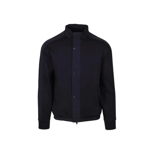 Schwarze Reißverschlussjacke mit hohem Kragen und Knopfleiste kombiniert mit armani exchange Herren-Hoodie aus blauem Baumwollmischgewebe