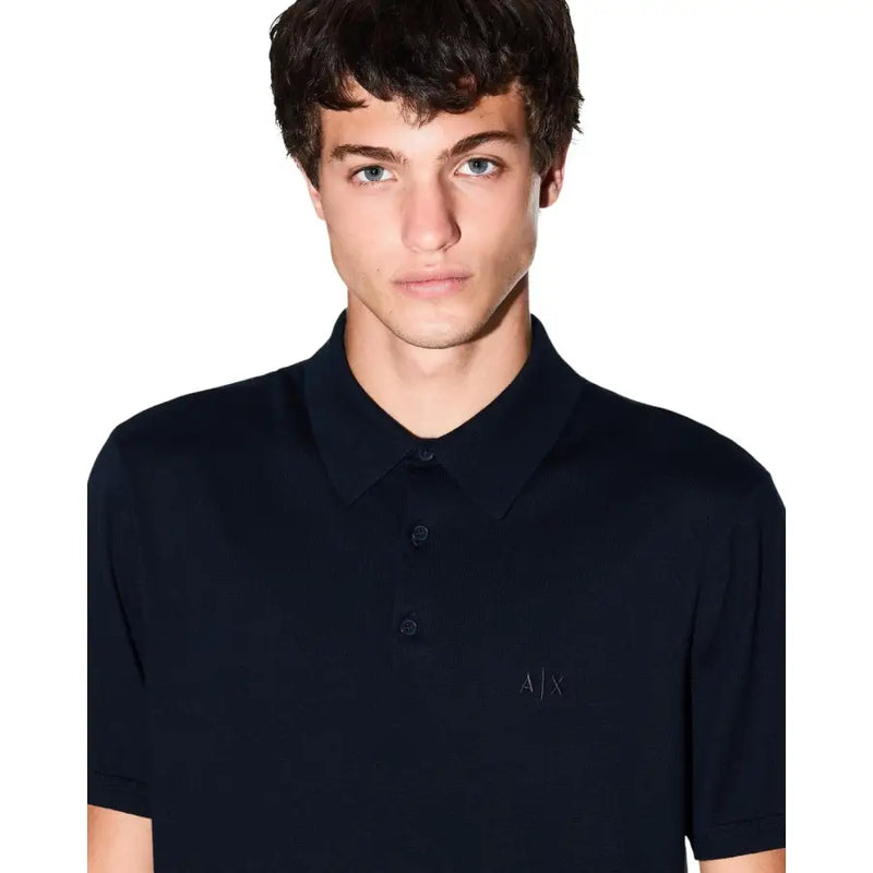 Armani Exchange Polo homme bleu en coton à manches courtes, coloris noir et logo hache discrètement brodé sur la poitrine gauche.