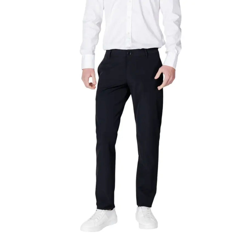 Schwarzer, maßgeschneiderter Armani Exchange Herren-Baumwollhose mit elegantem, modernem Schnitt und dezenter Bügelfalte für Frühling und Sommer